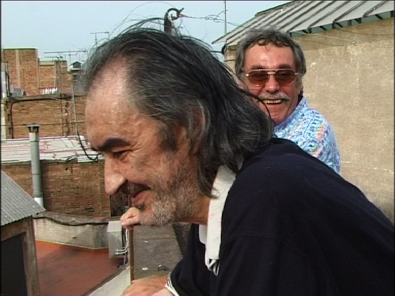 Deux hommes riant sur le toit d'un immeuble