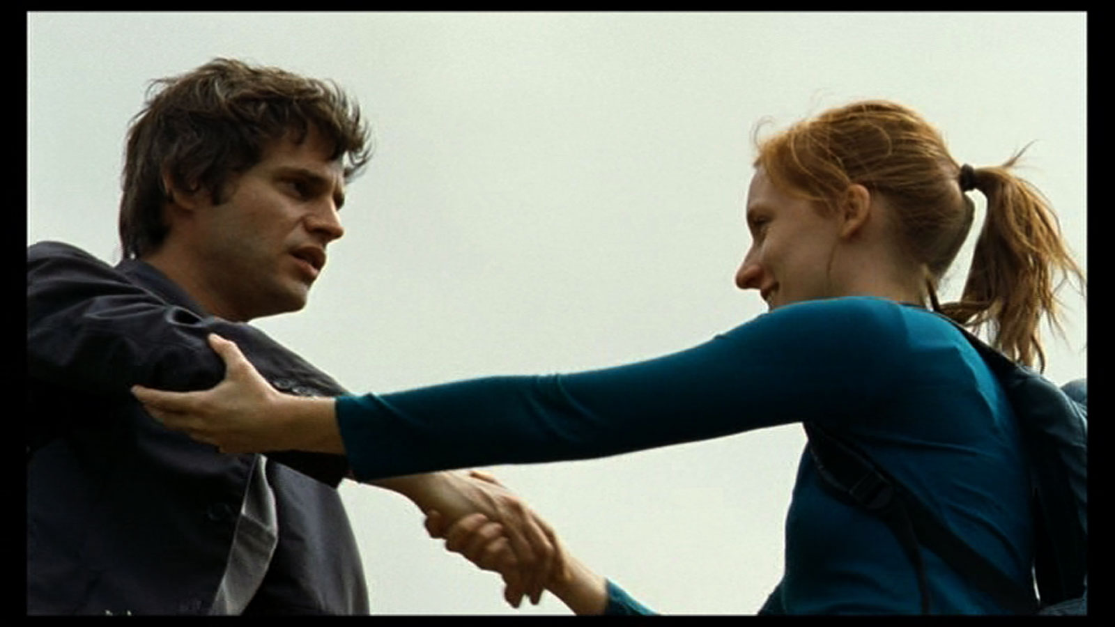 //www.occitanie-films.netUn homme et une femme se tiennent la main et se regardent