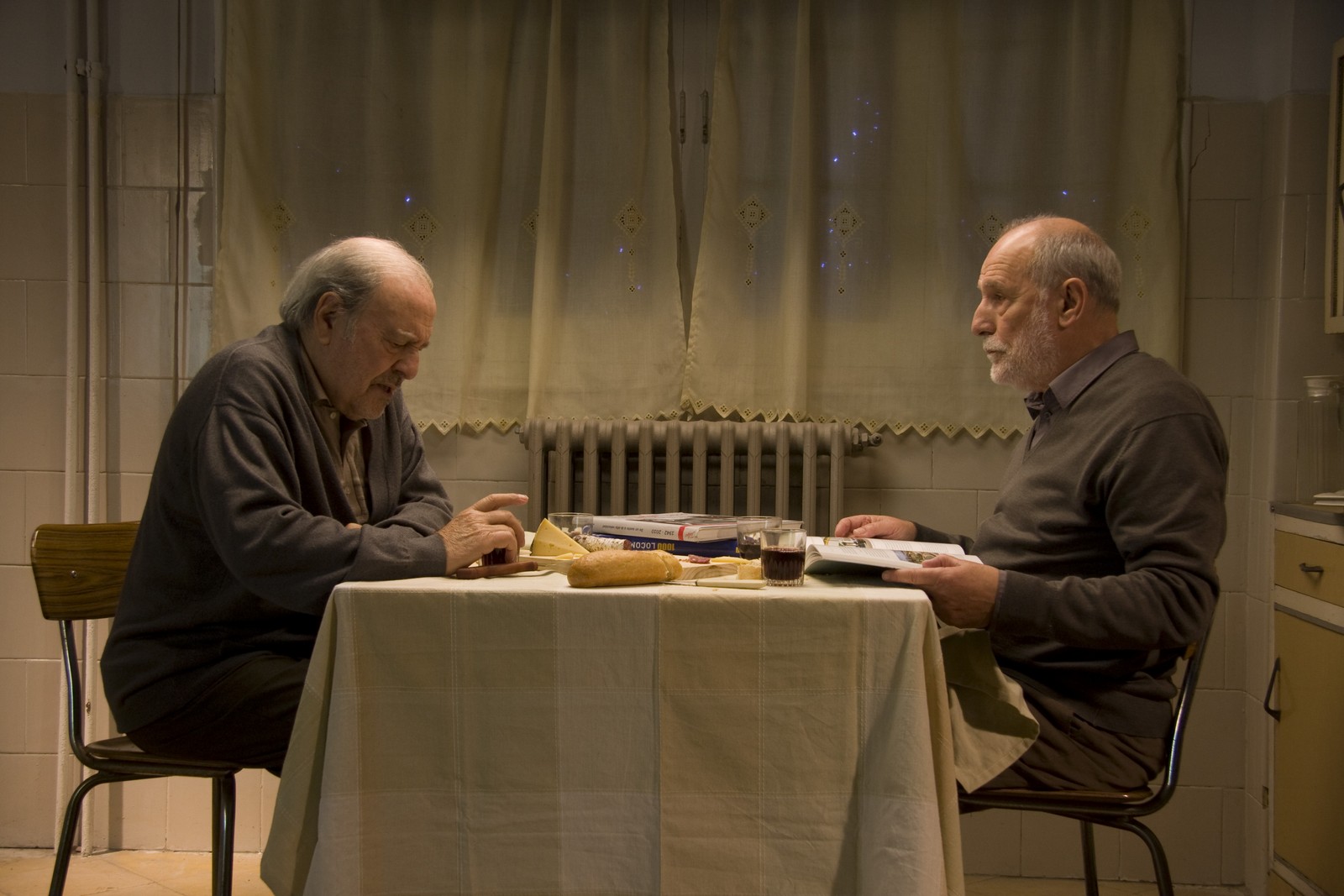 //www.occitanie-films.netDeux hommes d'environ quatre-vingts ans sont assis face à face à une table et mangent en parlant