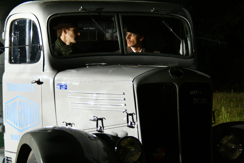 Deux hommes assis dans une voiture