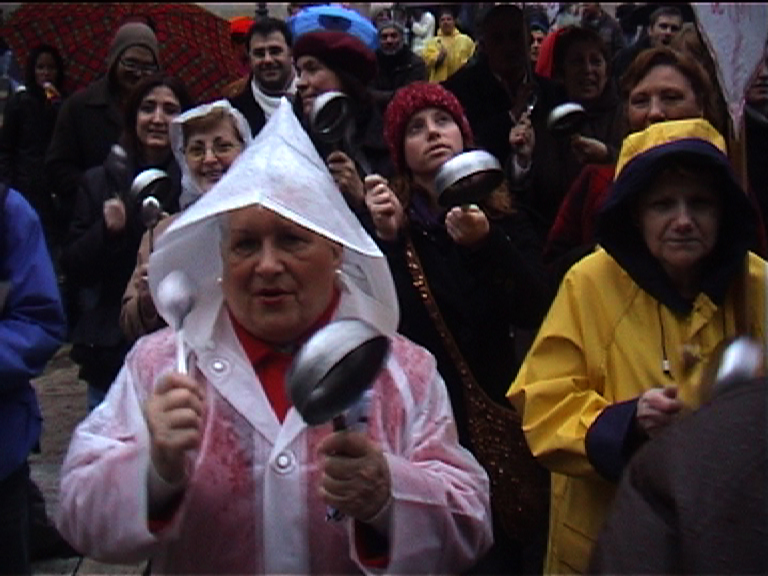 Femme tapant sur une casserole lors d'une manifestation