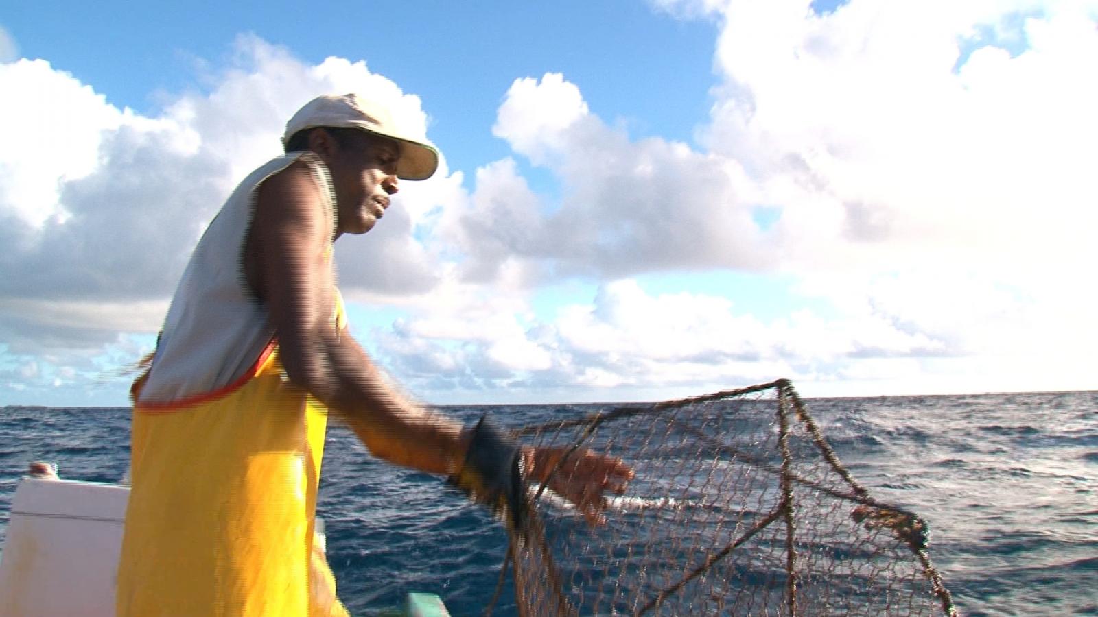 Pécheur sur son bateau