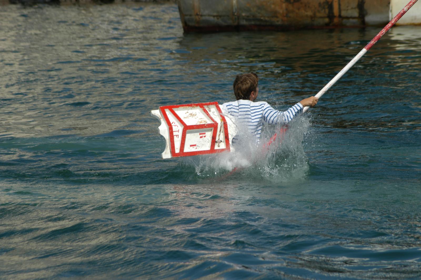 Jouteur dans l'eau, en mouvement
