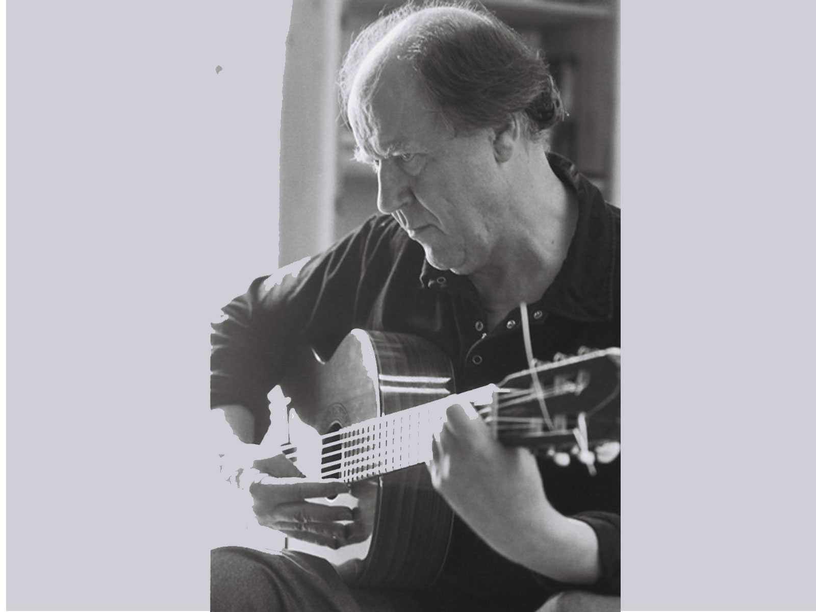 Jacques Bertin jouant de la guitare classique