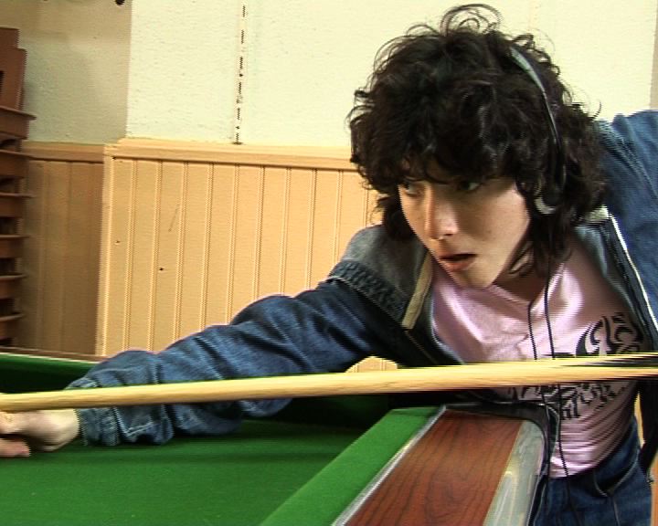 Mireille jouant au billard