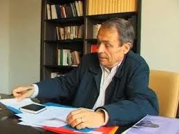 Pierre Bourdieu assis à son bureau