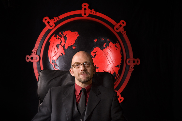Ambassadeur de 8th Wonderland, assis derrière son bureau