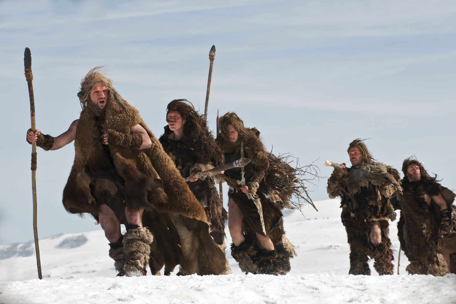 Groupe de Néandertaliens marchant dans un paysage enneigé