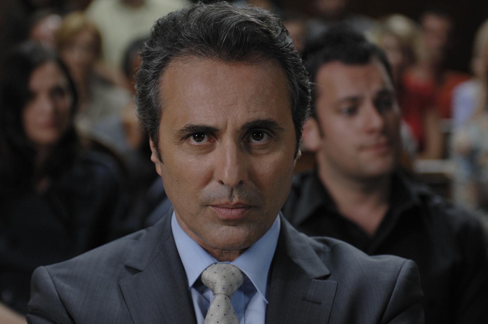 Gros plan sur le visage de l'acteur Gilbert Melki, l'air décidé