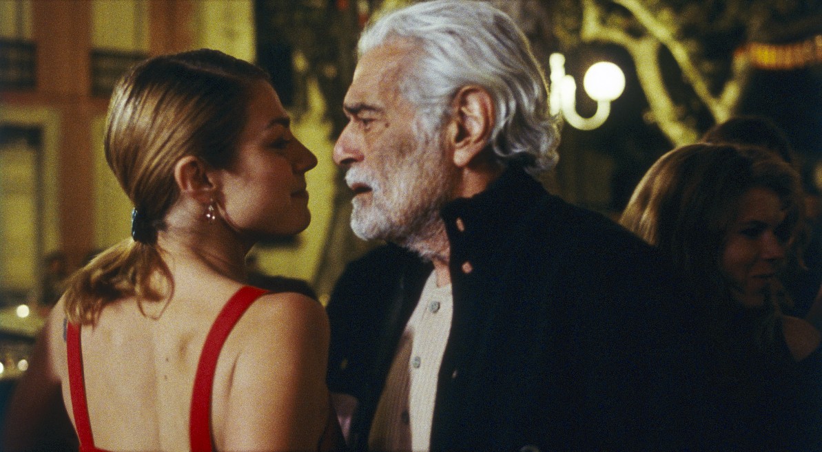 //www.occitanie-films.netUn homme d'âge mûr et une jeune femme, sur le point de s'embrasser