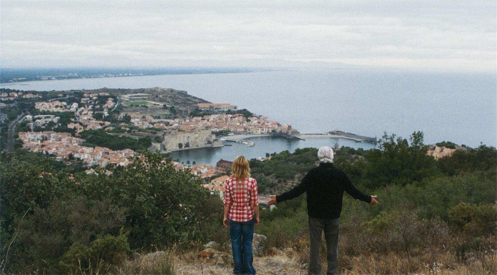 //www.occitanie-films.netUn homme et une femme, sur une colline surplombant Collioure