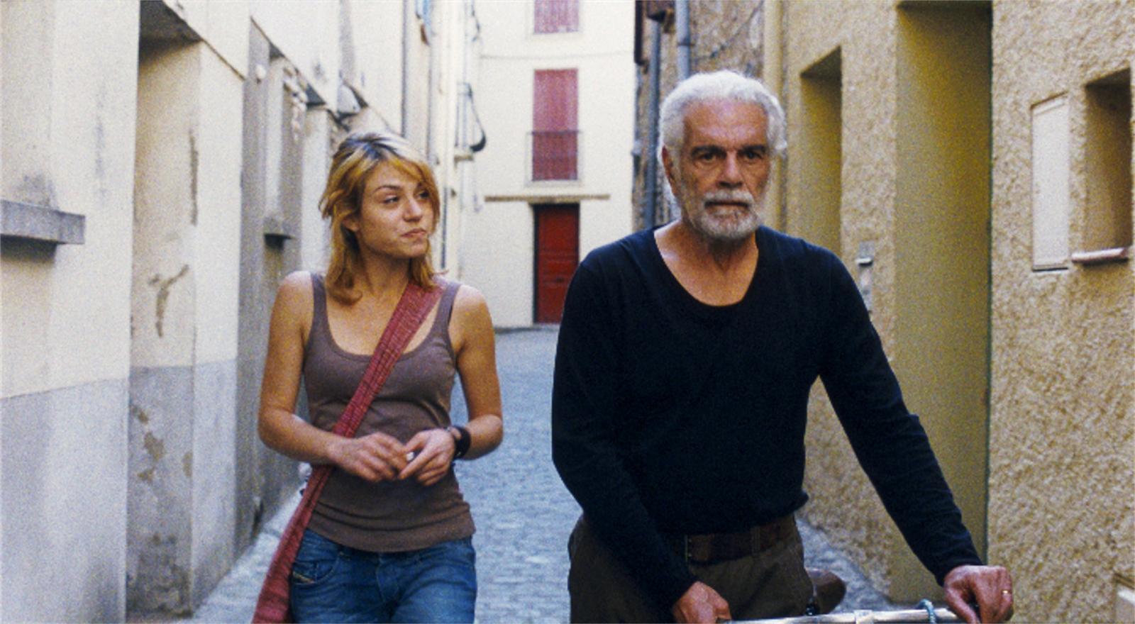 Homme d'âge mûr et jeune-fille marchant dans la rue