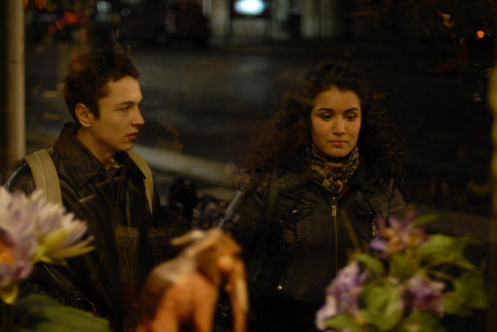 //www.occitanie-films.netUn couple d'adolescents marchant dans la rue