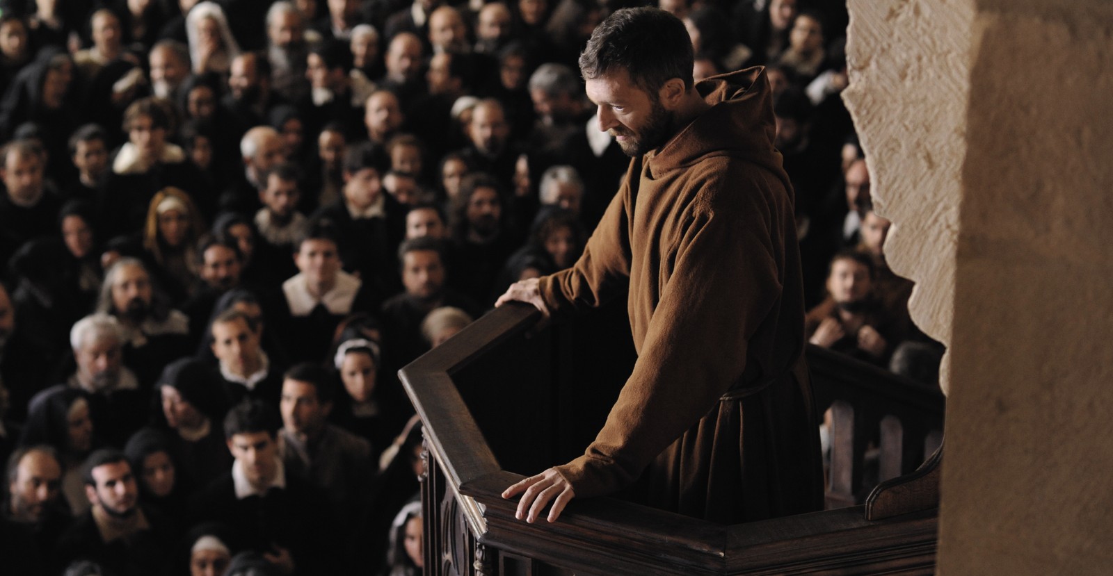//www.occitanie-films.netUn moine (Vincent Cassel) s'adresse à une foule depuis la chaire d'une Eglise
