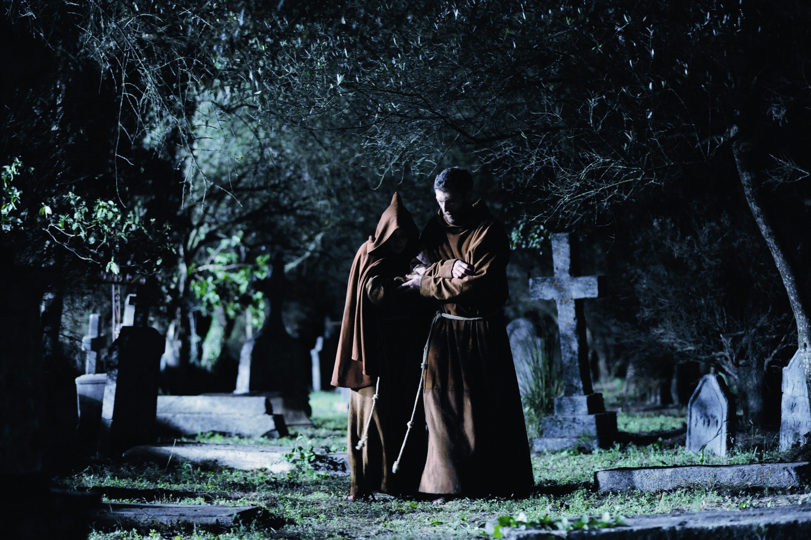 //www.occitanie-films.netDeux moines marchant de nuit dans un cimetière