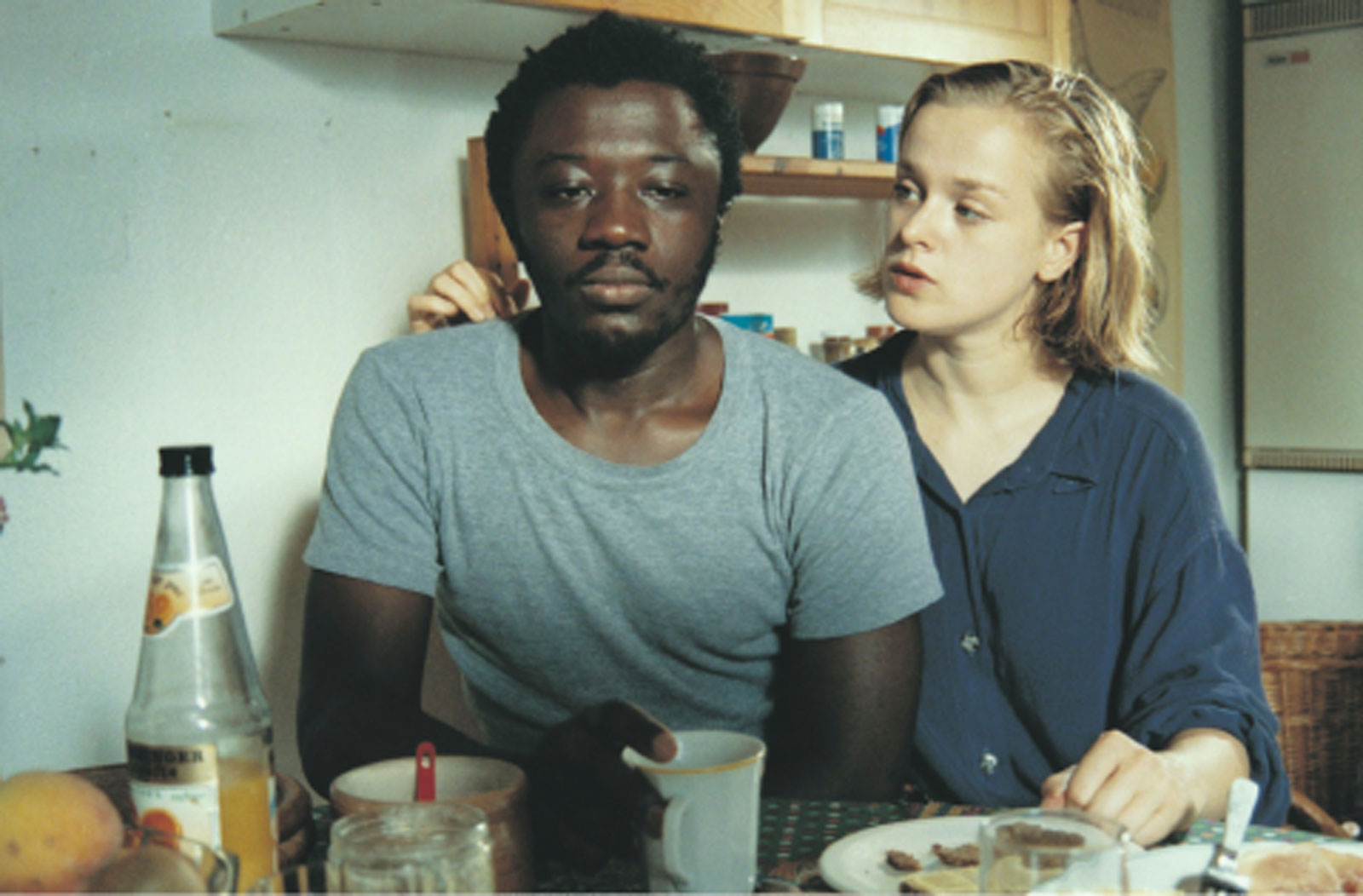 Couple assis à une table de petit déjeuner dans une cuisine