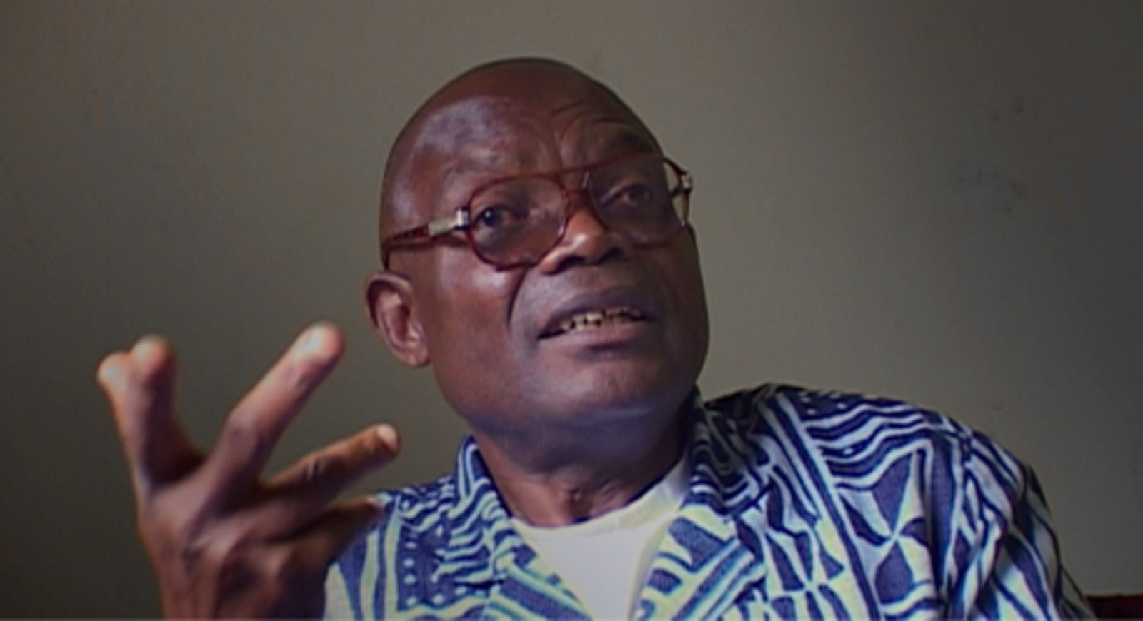 Homme camerounais assis en train de parler