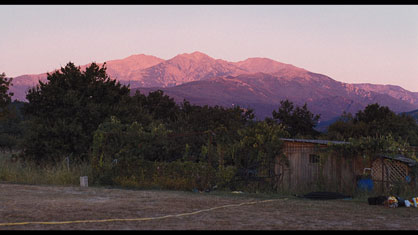 //www.occitanie-films.netCoucher de soleil rose au-dessus d'une montagne