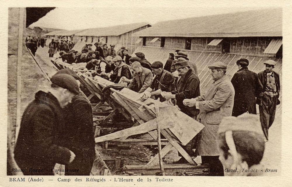 //www.occitanie-films.netPhoto sépia des années 1930 sur laquelle les réfugiés d'un camp font leur toilette