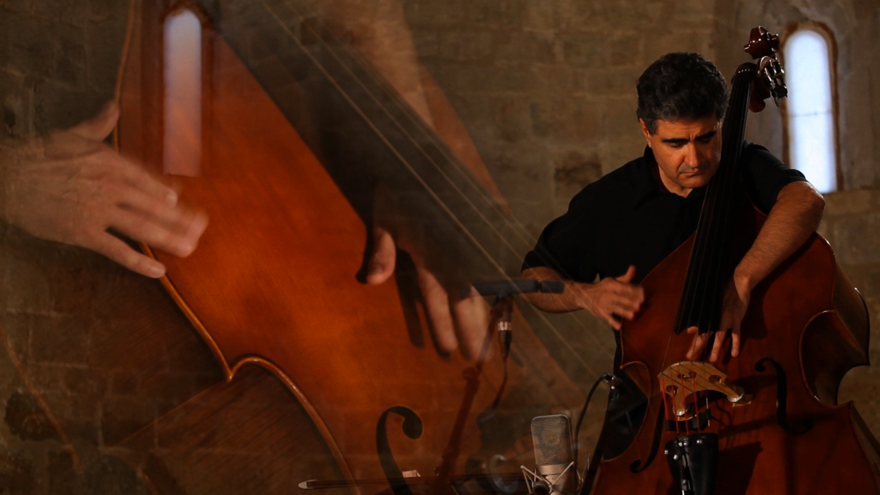 //www.occitanie-films.netRenaud Gracia-Fons, jouant de la contrebasse