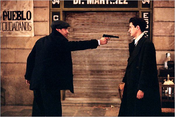 //www.occitanie-films.netUn homme pointe un revolver sur un autre