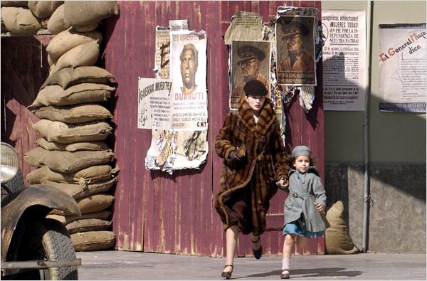 Une femme et une petite fille courent dans la rue