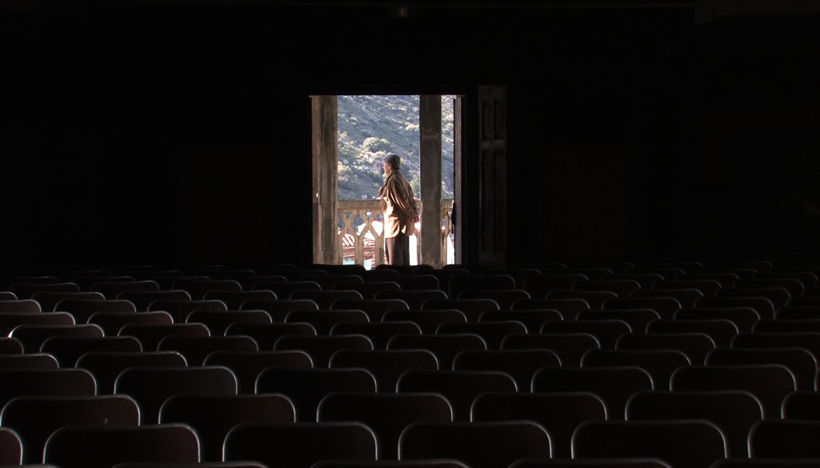 //www.occitanie-films.netAu fond d'une salle de cinéma plongée dans l'obscurité, une fenêtre est ouverte, dans son entrebâillement, une personne, debout, fait face aux montagnes