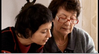 //www.occitanie-films.netUne jeune femme et une femme plus âgée lisent un document